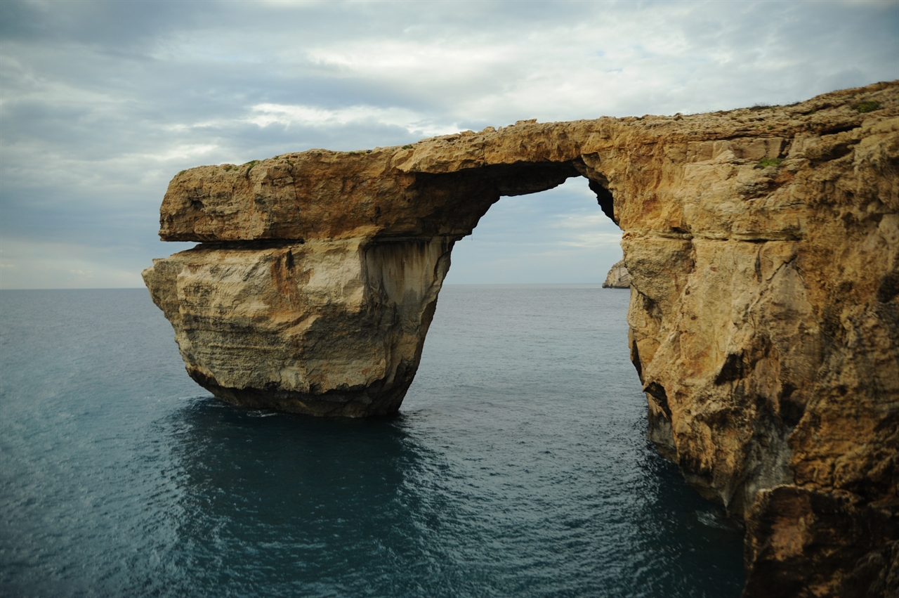 몰타에서 가장 유명한 자연 경관으로 손꼽히는 아즈라 윈도우 (Azure Window). 푸른 창문이라는 뜻으로 몰타에서는 두 번째로 큰 고조섬(Gozo)의 서쪽에 위치해 있다. (사진제공: 여행작가 이세영)