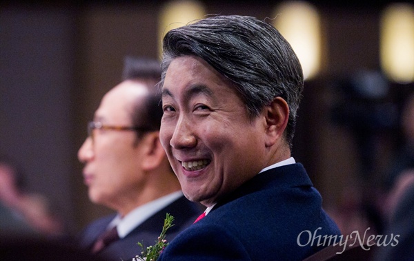 지난 2015년 12월 15일 이동관 전 청와대 홍보수석이 서울 서초구 한 웨딩홀에서 열린 자신의 출판기념회에서 웃고 있다. 왼쪽은 이명박 전 대통령.
