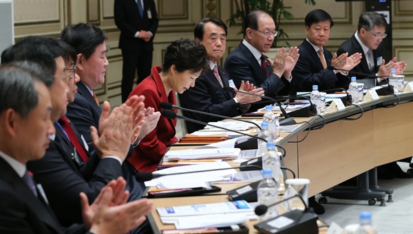 박근혜 대통령이 16일 오전 청와대에서 열린 경제관계장관회의에서 모두발언을 마치고 나서 최경환 경제부총리 등 참석자들로부터 박수를 받고 있다. 