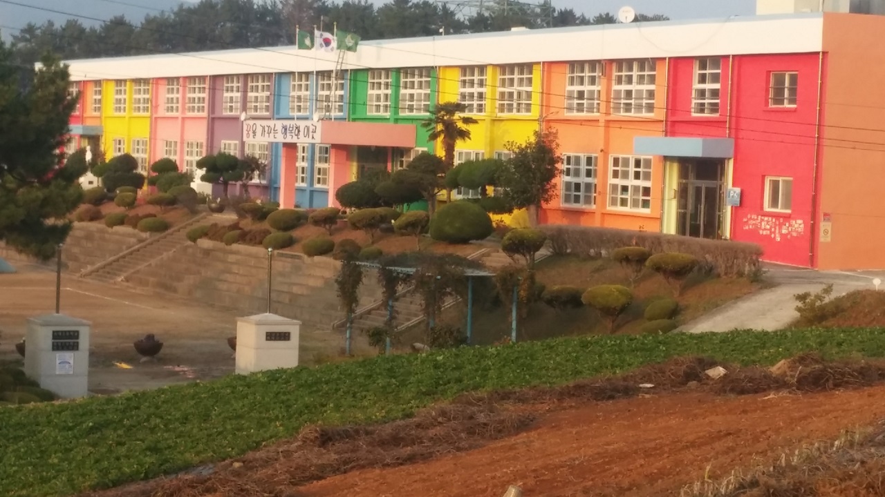 마치 동화 속 그림 같은 여수시 화태 섬마을에 있는 화태초등학교(1층)와 여남중 화태분교(2층)의 모습.