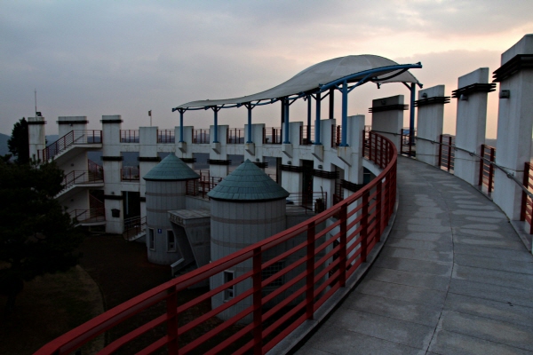 층층 마련된 테라스에서 시원한 진양호 풍경을 구경할 수 있는 휴게전망대.