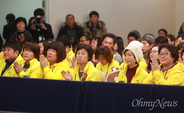 세월호 유가족, 수색작업 벌인 잠수사들에게 박수갈채 세월호참사 유가족들이 2015년 12월 16일 오전 서울 중구 서울 YWCA에서 열린 청문회에서 세월호 실종자 수색에 참여한 김관홍, 전광근 잠수사의 노고에 박수 갈채를 보내고 있다. 이날 청문회에 참고인으로 출석해 김 잠수사는 "아직까지 세월호에서 못 올라온 9구의 실종자들을 가슴에 묻어두고 있다. 마지막까지 다 수습하겠다고 약속했고 그만큼 열심히 했는데 결국 많은 유가족에게 끝까지 못해서 미안하다고 말씀드렸다"며 "추후에 이런 사고가 있을 때 저희는 또 언제든지 달려갈 것이다. 할 수 있는 일은 해드리고 나서 욕을 먹든 칭찬을 듣든, 저희의 결정은 똑같을 것 같다"고 말했다. 