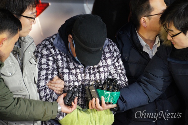 다단계 사기범 조희팔의 최측근인 강태용(54)씨가 지난해 12월 16일 오후 중국에서 압송돼 대구지검으로 이송됐다. 강씨는 기자들의 질문에 조희팔은 죽었다고 말했다.