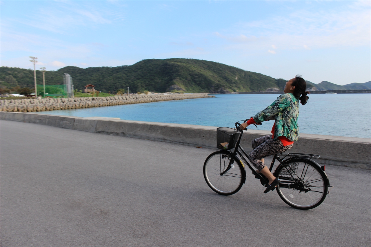 자마미섬에서는 자전거와 오토바이를 대여소에서 빌릴 수 있다. 자전거는 2시간에 300엔(약 3000원)이다.