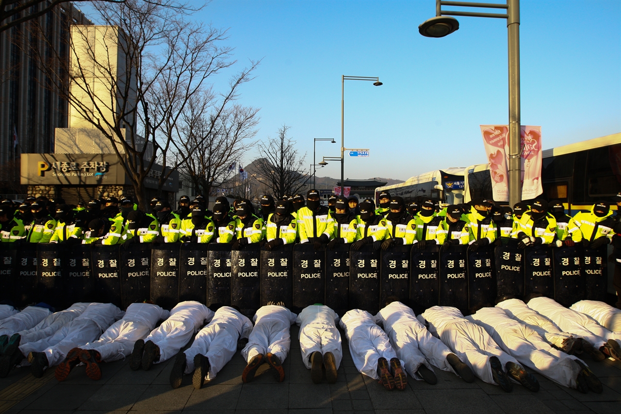1월 강추위 속에서 쌍용차 해고노동자들의 오체투지 행진을 경찰이 가로막고 있다.