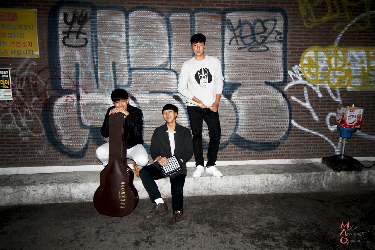 밴드 MAO 밴드 MAO는 보컬 이경민, 기타리스트 유성균 드러머 김현중으로 구성 된 3인조 밴드이다.