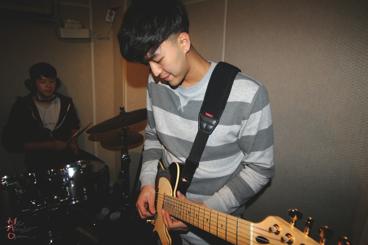 MAO 기타리스트 유성균 기타리스트 유성균이 MAO 합주 시간에 기타연주를 하고 있다.
