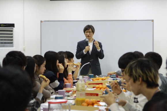    참가자들은 자유롭게 식사를 하며 김종희 대표의 이야기를 듣고 있다.