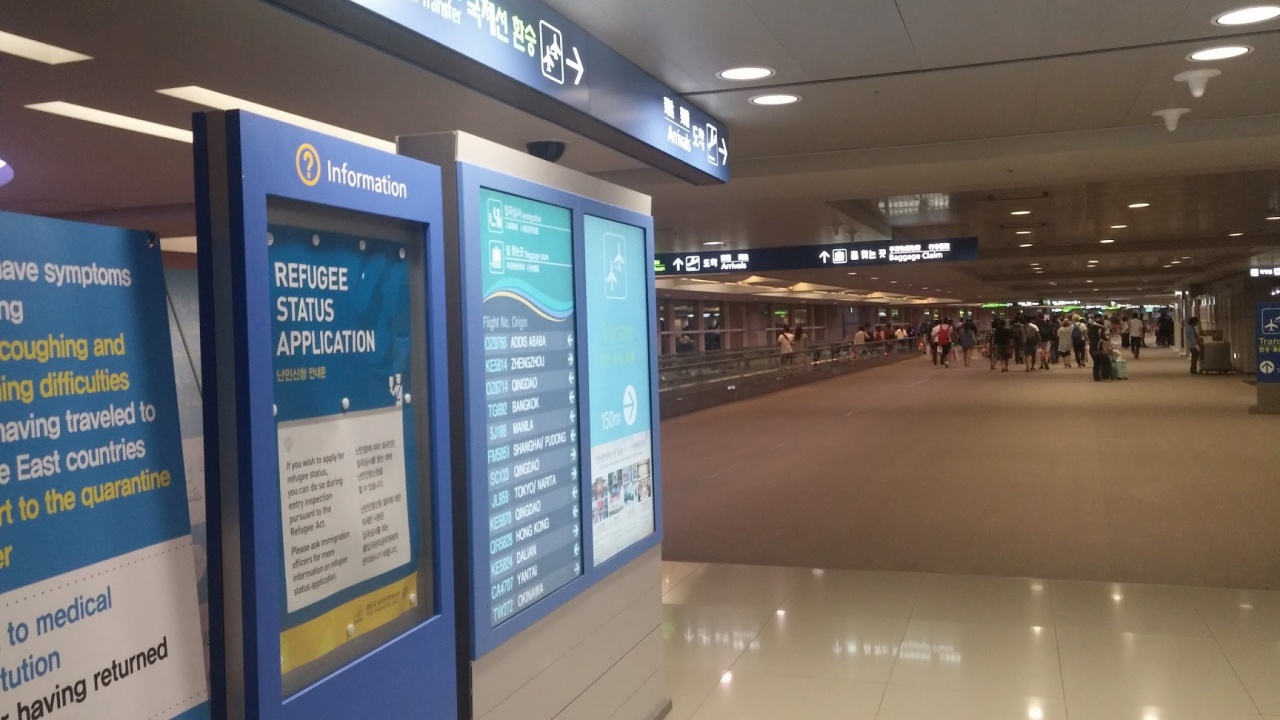 인천공항 입국장에 게시된 안내문. 공항에서 난민신청을 하는 방법에 관해 나와있다.