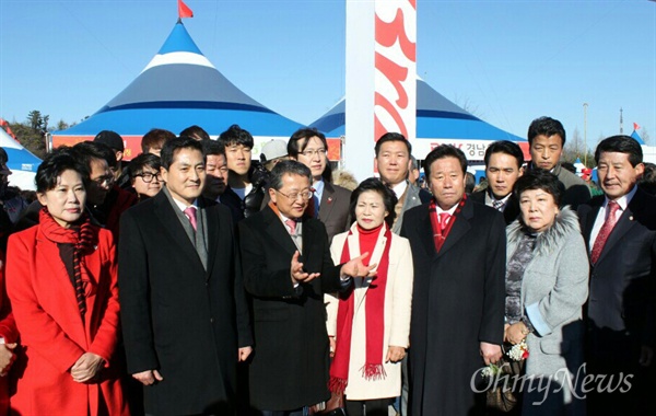  새누리당 김재경, 박대출 국회의원이 17일 오후 경남도청 서부청사 개청식장을 찾았다가 자리가 없자 정문 앞에서 즉석 기자회견을 열 홍준표 지사를 비난했다.