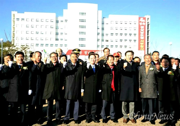  경남도청 서부청사 개청식이 17일 오후 열렸는데, 홍준표 지사와 김윤근 경남도의회 의장, 이창희 진주시장 등이 기념식수를 한 뒤 기념사진을 찍었다.