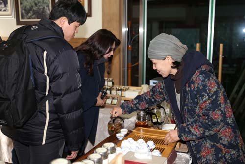  전통 야생차 체험관에서의 시음. 추운 날씨로 움츠러든 몸과 마음을 따뜻하게 해준다.