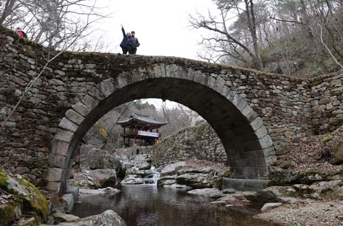 선암사 승선교. 누구라도 신선으로 만들어주는 돌다리다. 그 사이로 보이는 누각이 강선루다.
