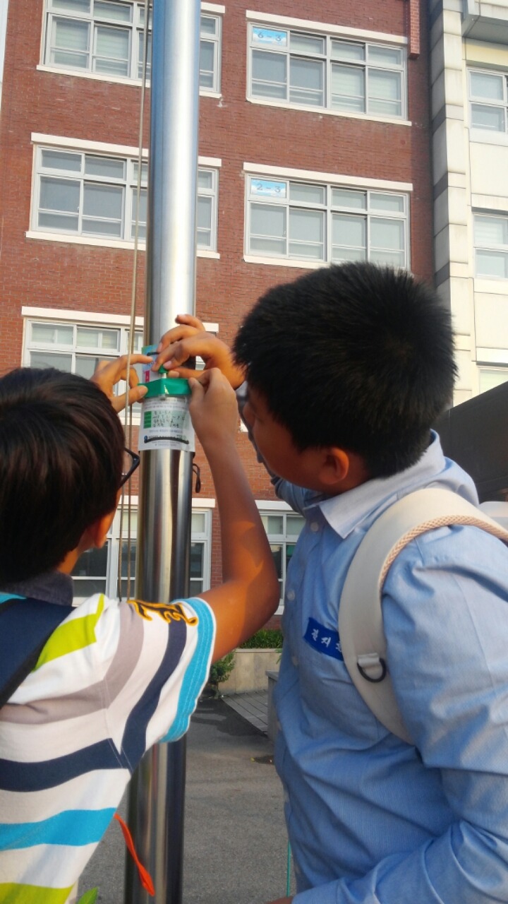 이산화질소 간이측정캡슐을 설치하고 있는 학생 참가자 ? 김지환(중앙중), 김지운(중촌초)
