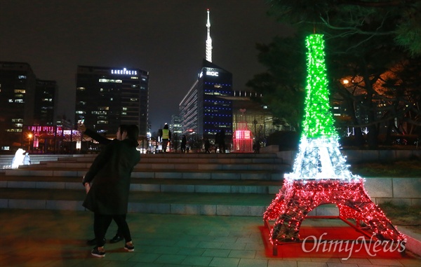  파리 에펠탑 배경으로 한 컷.