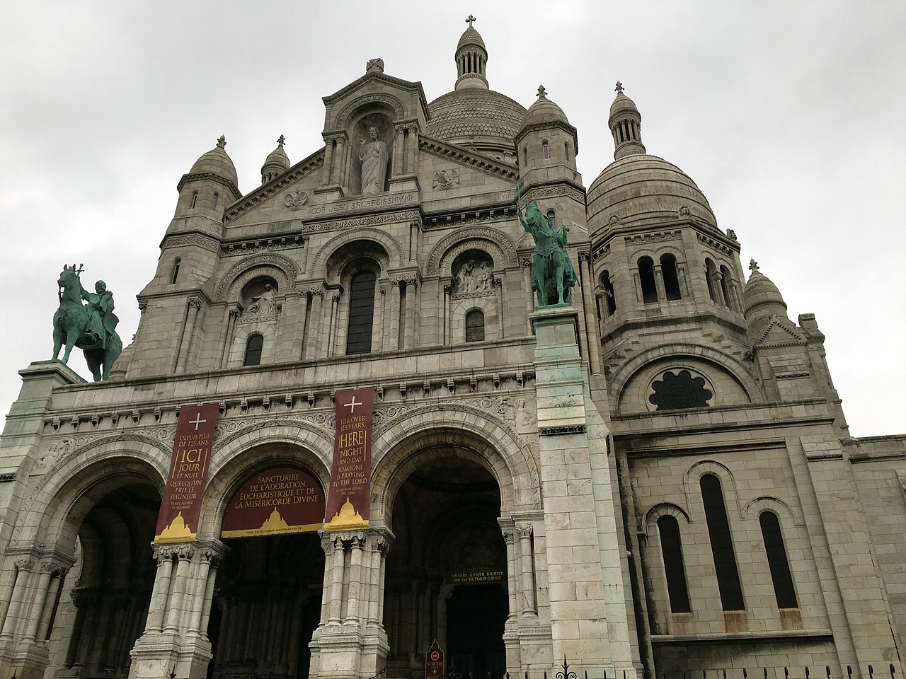 1876년부터 40년에 거쳐 지어진 성당으로, 보불전쟁에서 패한 프랑스가 자존심 회복을 위해 성금으로 지어진 성당이다.