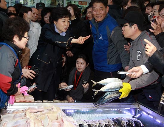 2012년 11월 23일, 박근혜 당시 새누리당 대선후보가 안동 신시장을 방문해 간고등어를 구입하고 있다. 
