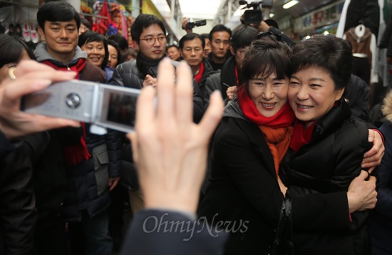 2012년 12월 5일, 박근혜 당시 새누리당 대선후보가 전남 여수시 여수 서시장을 방문해 상인들과 기념촬영을 하고 있다.