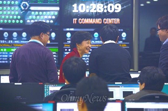 2012년 12월 18일, 박근혜 당시 새누리당 대선후보가 서울 여의도 증권거래소를 찾아 직원들과 인사를 나누고 있다. 