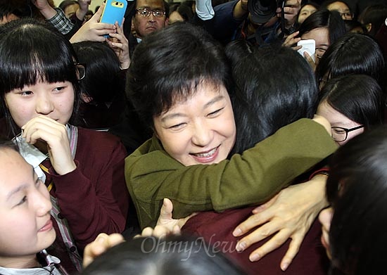 2012년 11월 15일, 서울 용산구 성심여고를 방문한 박근혜 당시 새누리당 대선후보가 학생들을 끌어안아 주고 있다.