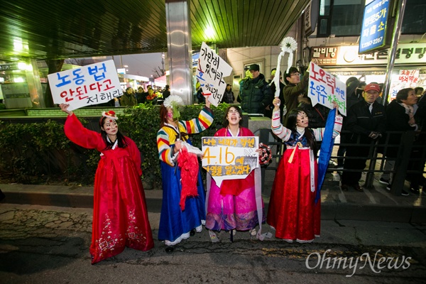 3차 민중총궐기대회 '소요문화제'가 열린 지난해 12월 19일 살풀이 퍼포먼스를 진행한 홍승희씨와 청년 예술가들.