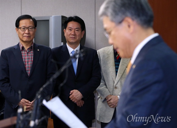 새정치민주연합 김동철 의원(광주 광산갑)은 20일 국회 정론관에서 기자회견을 열고 "새정치연합은 희망이 없다. 창조적 파괴를 통한 야권 재편으로 정권교체의 더 큰 길을 가겠다"며 탈당을 선언했다. 야권의 심장부라 할 수 있는 광주에서 현역 의원이 탈당하는 건 이번이 처음이다. 안철수 의원 이후 추가 탈당한 문병호(맨 왼쪽) 의원 등이 김 의원의 탈당 회견을 지켜보고 있다.  