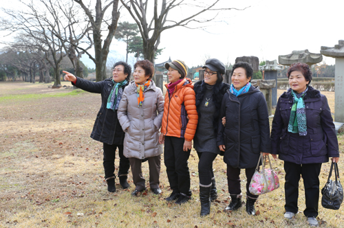 수필집 〈내 인생의 봄〉을 펴낸 다섯 어르신과 송봉애 교사가 지난 12월 9일 유당공원에 섰다. 유당공원은 광양시노인복지관 바로 앞에 있다.
