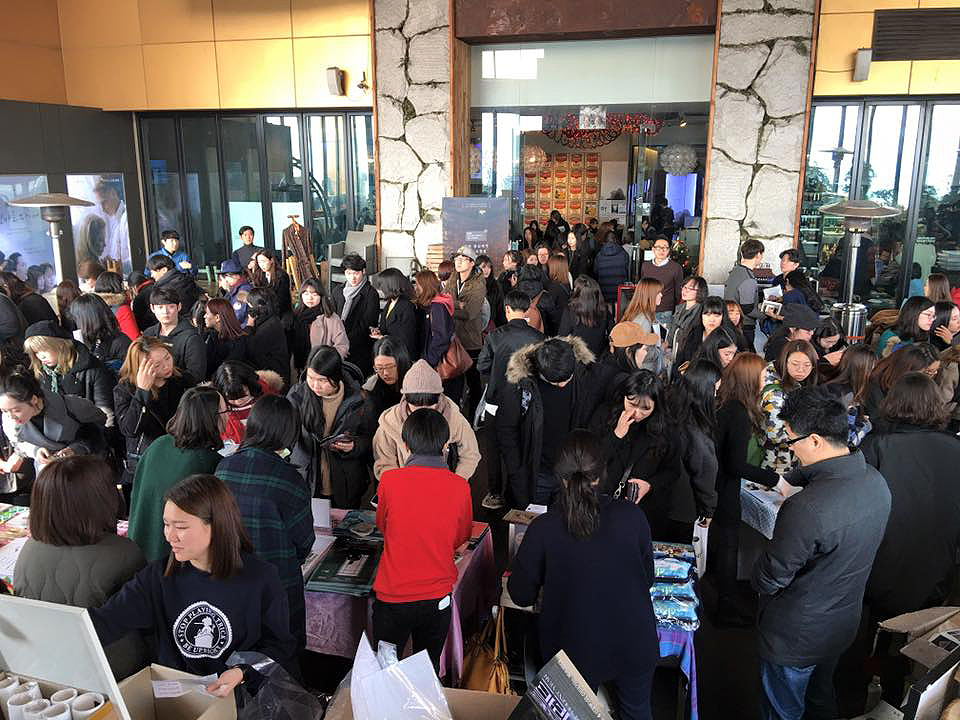  19일 오후 서울 사당동 아트나인에서 열린 플리마켓. 부산영화제 살리기 기금 마련도 목적으로 한 행사에는 많은 관객들이 몰렸다. 