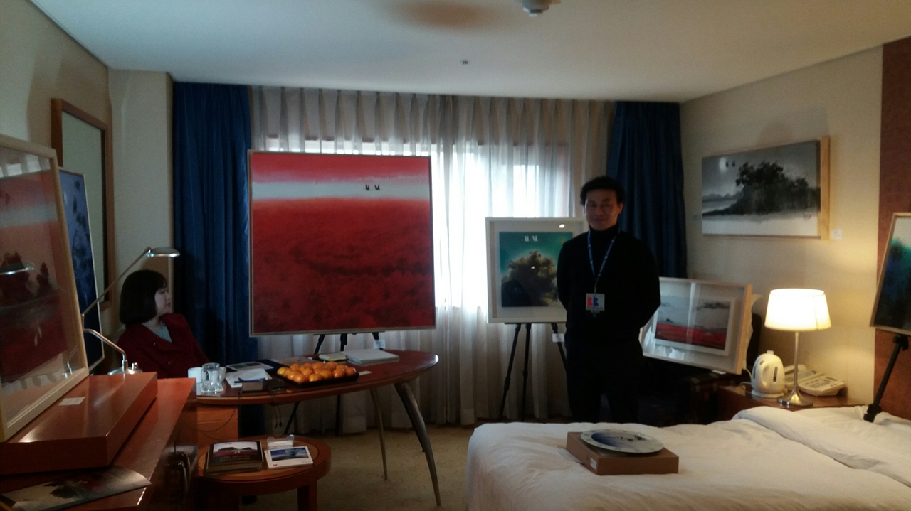2015 올해의 주목할 예술가상을 수상한 장안순씨가 작품을 설명하고 있다
