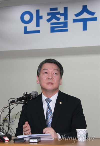 22일 오후 대전에서 기자간담회를 열고 있는 안철수 의원.