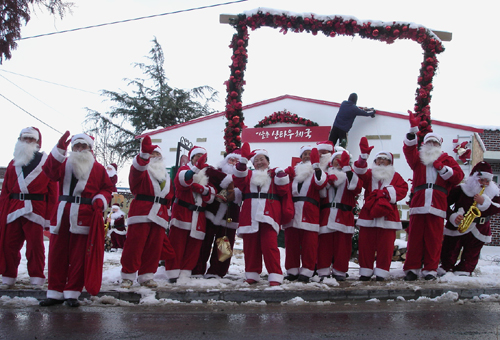 '이슬촌'으로 통하는 나주 계량마을 주민들이 산타할아버지로 변신하고 축제 손님을 기다리고 있다. 사진은 지난해 이슬촌 크리스마스축제 때 모습이다.
