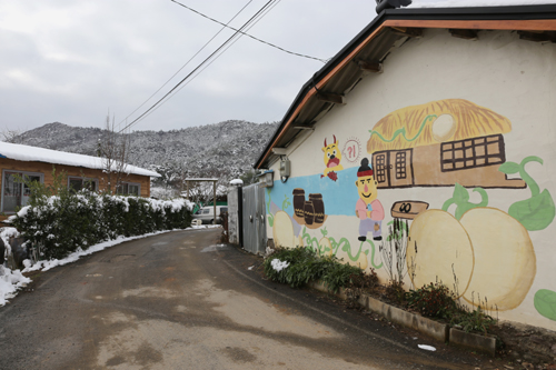 벽화가 그려진 '이슬촌' 나주 계량마을 풍경. 지난 12월 18일 풍경이다.