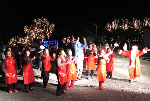 이슬촌 크리스마스축제에 참가한 주민들이 공연에 맞춰 춤을 추고 있다. 지난 2011년 축제 때 모습이다.
