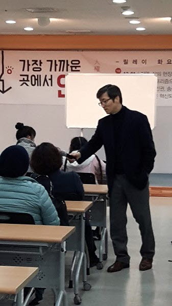 강의도중 곽노현 전 서울시 교육감이 민주주의와 인권, 교육에 대한 한 참가자의 의견을 듣고 있다.