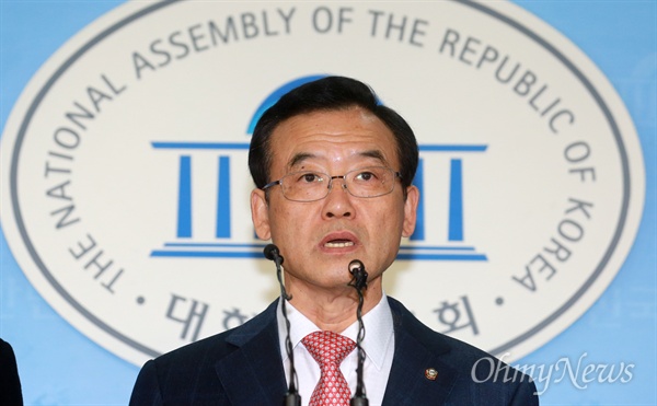 임내현 새정치민주연합 의원이 지난 23일 오전 서울 여의도 국회 정론관에서 기자회견을 열어 탈당을 선언하고 있다.
