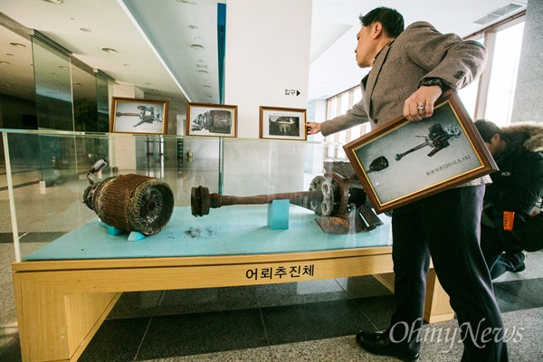  23일 오전 서울 용산구 국방부 국방부조사본부(CIC)에서 천안함침몰원인의 결정적 증거인 어뢰 추진체가 아크릴 상자로 둘러 싸여 전시되어 있다. 