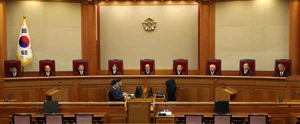 23일 오후 서울 종로구 헌법재판소 대심판정에서 헌법재판관들이 선고를 위해 자리에 앉아있다.