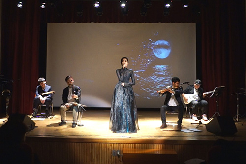 지난 13일, 인천시립박물관에서 열린 ‘2015 박물관으로 떠나는 음악여행’에서 ‘더율’은 인천의 살아있는 이야기 ‘흔적’을 노래했다.<사진제공·더율>