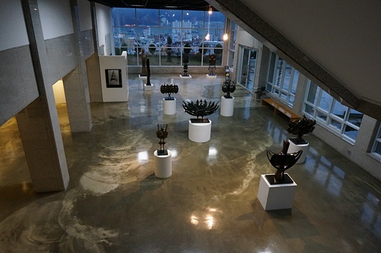 미술관 전시실에는 수많은 작품들이 전시되어 있다.