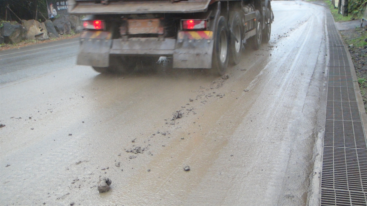 12월 23일의 도로 역시 돌과 진흙이 떨어져 엉망이다.
