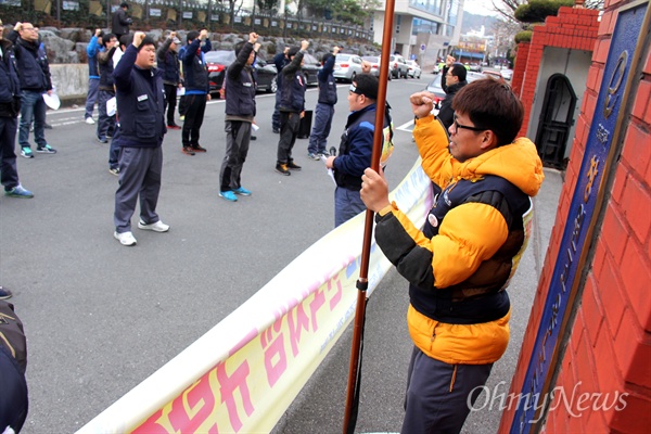  금속노조 경남지부 한국지엠창원비정규직지회는 24일 오후 창원고용노동지청 앞에서 "계약직 해고자 복직, 쪼개기 계약 중단과 고용보장을 위한 고용노동부 앞 결의대회"를 열었다.