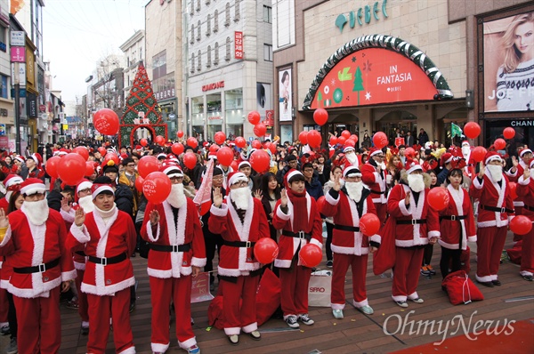  24일 오후 대구시 중구 동성로 대구백화점에 400여 명의 몰래산타가 모였다. 이들은 150여 가구를 찾아 어린이들에게 선물을 주고 노래 등 다양한 이벤트를 진행했다.