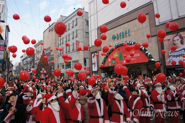  24일 오후 대구시 중구 동성로 대구백화점 앞에서 열린 사랑의 몰래산타 발대식에서 참가자들이 붉은색 풍선을 날려보내고 있다.