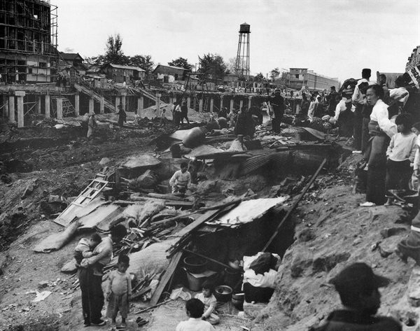 1960년 10월, 청계천 복개공사를 위해 청계촌 주변의 판자촌이 철거되고 있는 모습. 