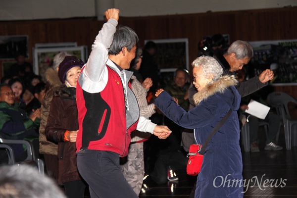 밀양765kV송전탑반대대책위가 26일 저녁 밀양 삼문동 문화체육회관에서 연 '밀양 송전탑 반대 투쟁 10주년 기념 문화제'에서 주민들이 노래에 맞춰 춤을 추고 있다.