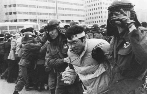 1989년에는 집회가 해산되며 교사들이 경찰들에게 끌려가는 풍경은 드물지 않게 볼 수 있었다.
