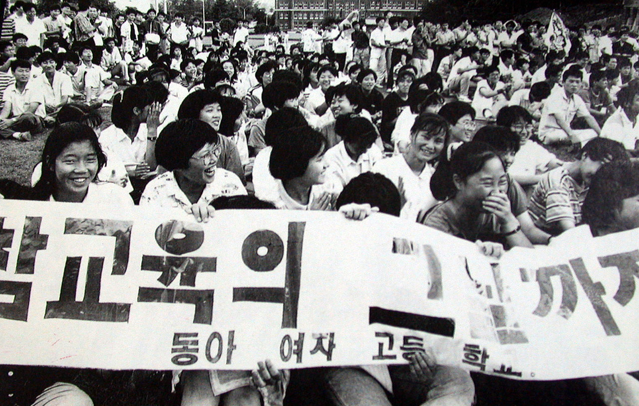  감옥으로 끌려가고 학교에서 쫓겨나는 교사들을 위하여 아이들도 집단행동에 나섰다. 