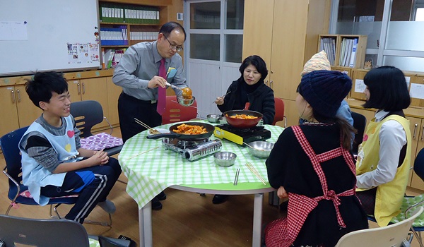  박용주 교장과 함께 요리수업을 하고 있는 특수교육 대상 학생들 