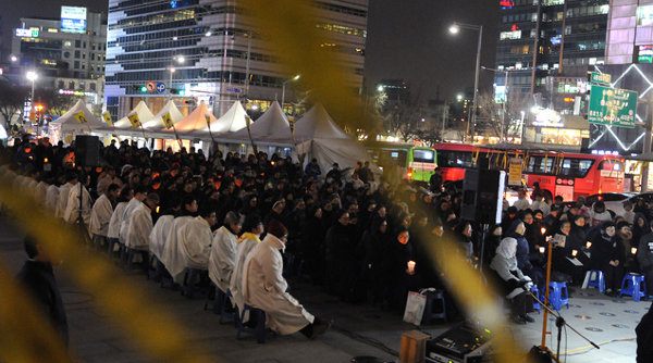 시국미사 장면 광화문광장 시국미사에는 매번 50명가량의 사제들이 참례하며, 신자들의 양옆으로 울타리를 치듯 자리한다.   