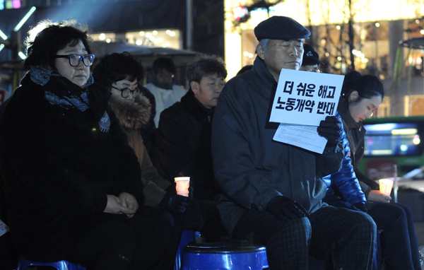 시국미사 참례  나는 매주 월요일 오후 충남 태안에서 서울 광화문광장 시국미사에 참례하곤 한다. 미사에 참례할 때마다 정의와 평화, 민주주의 회복을 갈망하며 절절한 마음으로 기도한다. 그때마다 내가 그리스도임을 자각하곤 한다.  